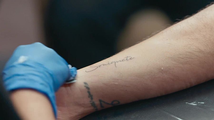 Miguel Poveda y Antonio José se tatúan el nombre de su dúo, Soniquete