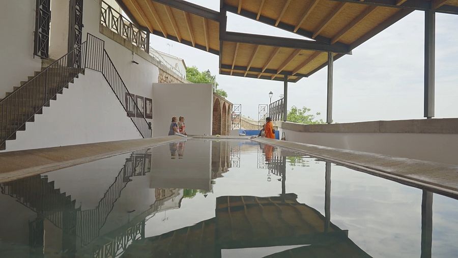 El safareig d'aigua termal és un punt de trobada de Caldes de Montbui