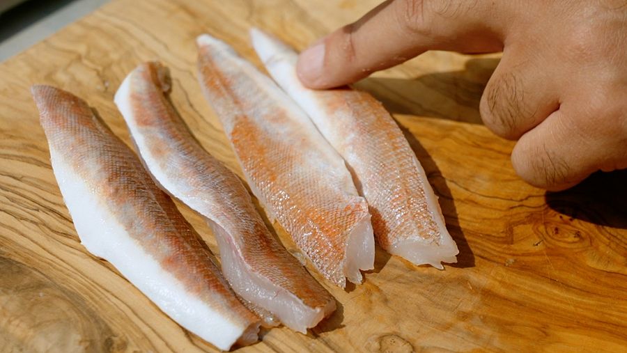 Limpiamos muy bien los salmonetes y los hacemos en filetes