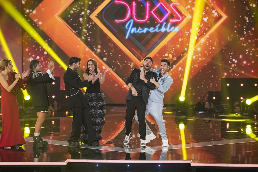 Celebración de ganadores y finalistas en la final de 'Dúos Increíbles'