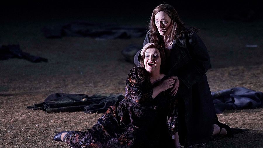 Ricarda Merbeth es la destacada soprano alemana que interpreta a Brünnhilde; por su parte, la mezzosoprano alemana Michaela Schuster representa a Waltraute