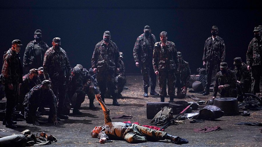 Siegfried, a quien interpreta Andreas Schager, en una escena con el Coro Titular del Teatro Real y diversos actores