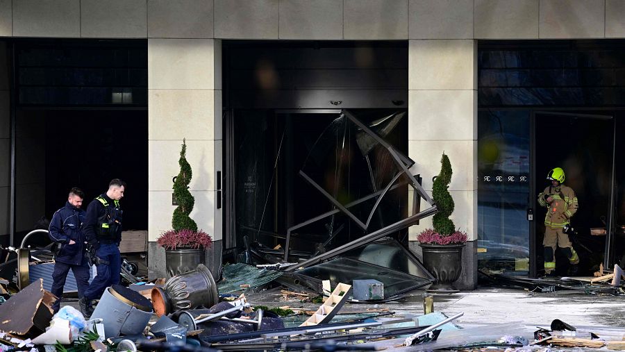 Daños en el exterior del hotel Radisson Blu, después de que reventara el acuario AquaDom y generara un torrente de agua.