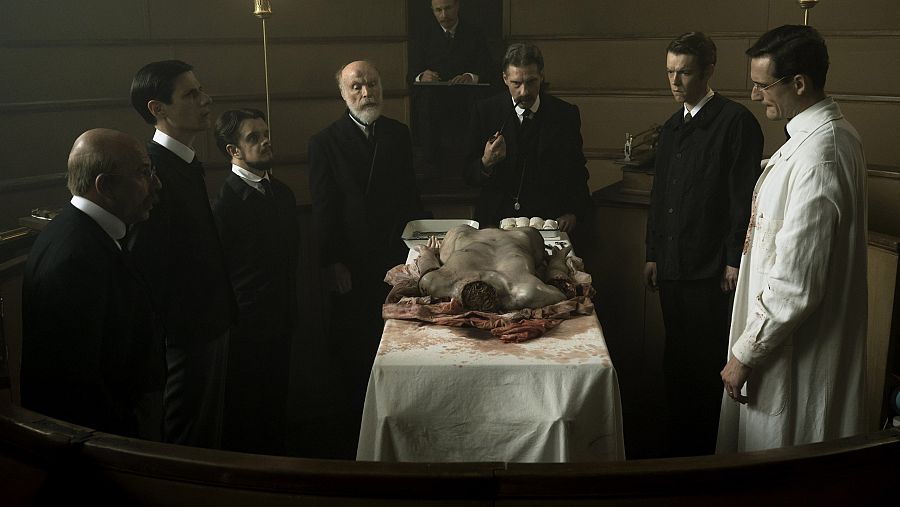 'Paris Police 1900' investiga el asesinato de una mujer en el París de 1899