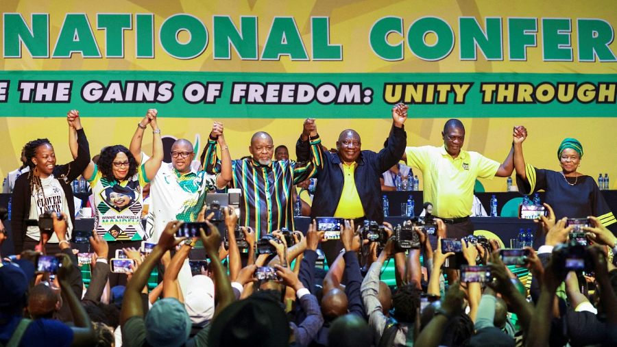 El presidente sudafricano y del ANC, Cyril Ramaphosa (centro), celebra tras retener la Presidencia del ANC durante la 55ª Conferencia Nacional del ANC (Congreso Nacional Africano) celebrada en Johannesburgo