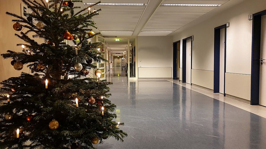 Imagen de archivo de un árbol de Navidad en un hospital