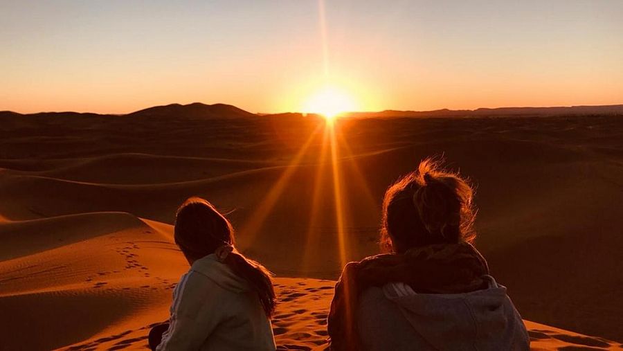 Carmen Maestre y su hija en el desierto de Merzouga