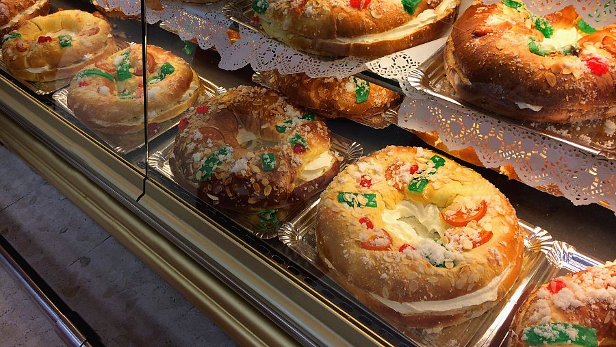 Varios roscones de Reyes en las vitrinas de una pastelería