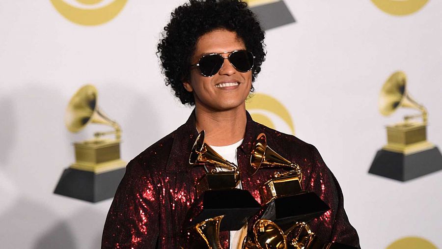 El cantante Bruno Mars posando en un momento de los Premios Grammy