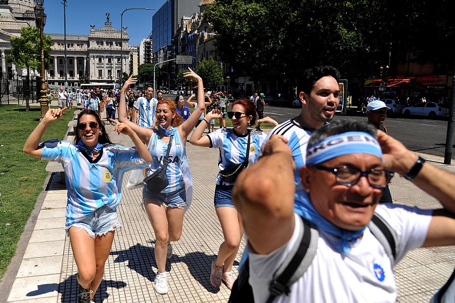 Seguidoras de la selección argentina cantan para celebrar el Mundial antes de recibir a los jugadores en Buenos Aires