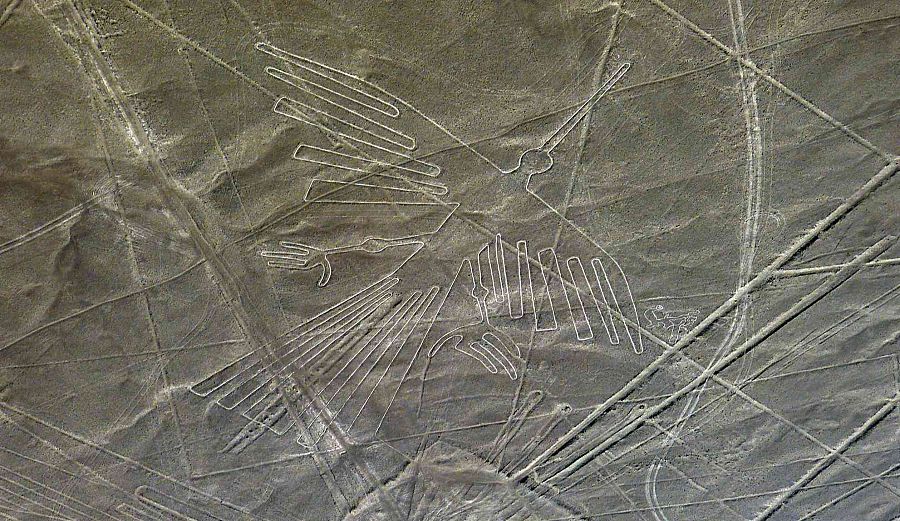 Figura de pájaro de las Líneas de Nazca, en Perú.
