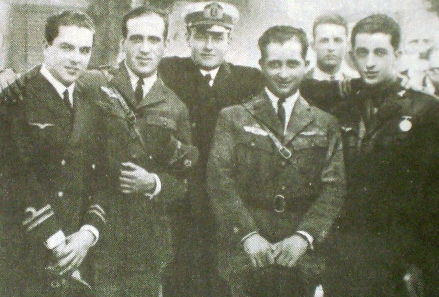 En primer plano, los cuatro tripulantes del hidroavión Plus Ultra: Ramon Franco, Juan Manuel Durán, Julio Ruiz de Alda y Pablo Rada