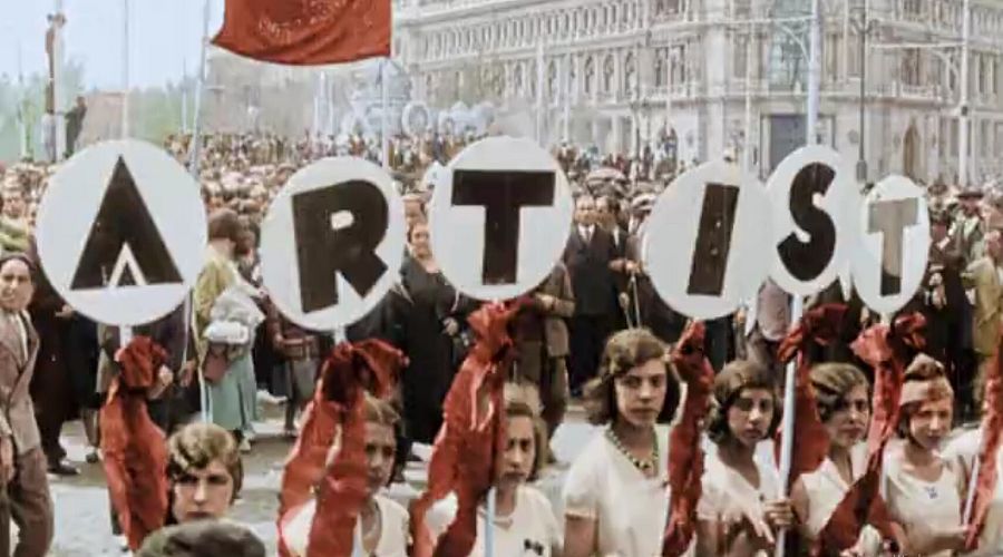 Una manifestación del 1 de mayo en nuestras calles, con su nueva imagen, en la nueva serie de RTVE 'España, el siglo XX en color'