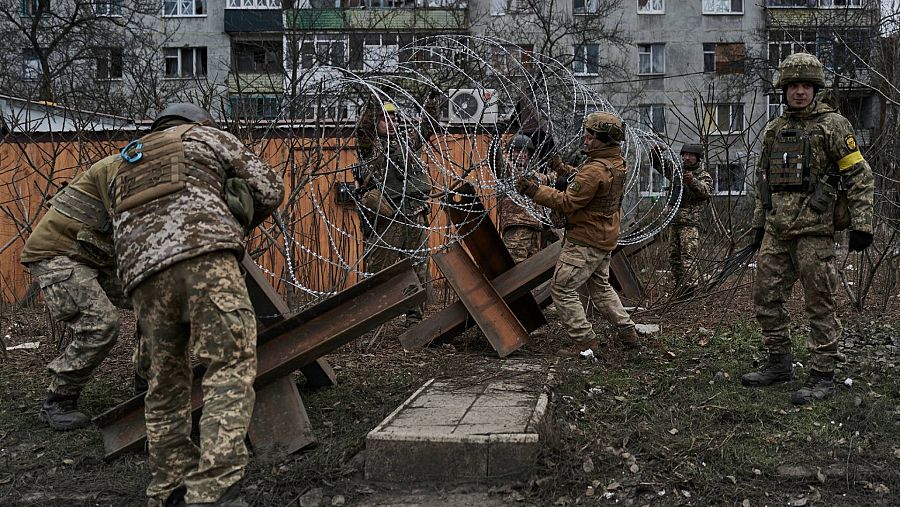 Las fuerzas ucranianas preparan barricadas en las calles de Bajmut