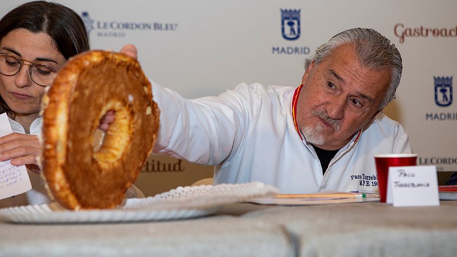 El maestro pastelero Paco Torreblanca, poniendo nota a los roscones de Reyes que se presentaron al Campeonato Mejor Roscón de Reyes Artesano de Madrid 2023