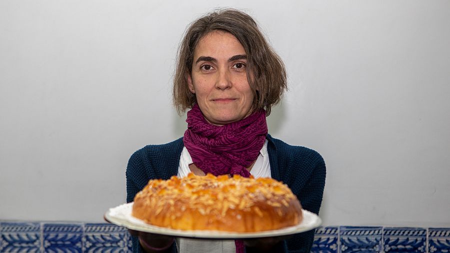 Elena Campal, pastelera de Panod, sosteniendo su roscón ganador del Campeonato Mejor Roscón Artesano de Madrid 2023