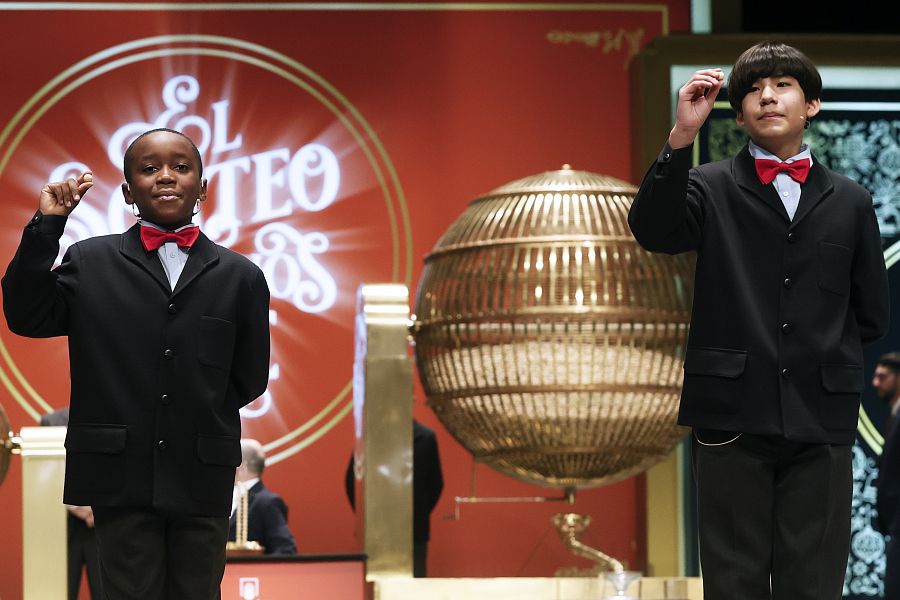 Alonso Dávalos Durán y Ángel Abaga Elebiyo cantan el premio Gordo durante el sorteo de Navidad