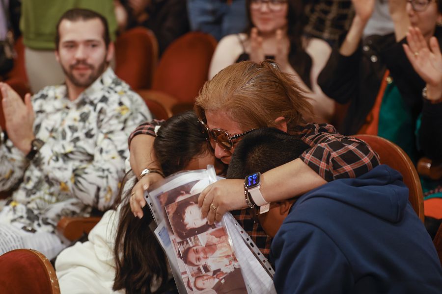 Perla celebra ser ganadora del premio Gordo durante el sorteo de Navidad celebrado en el Teatro Real