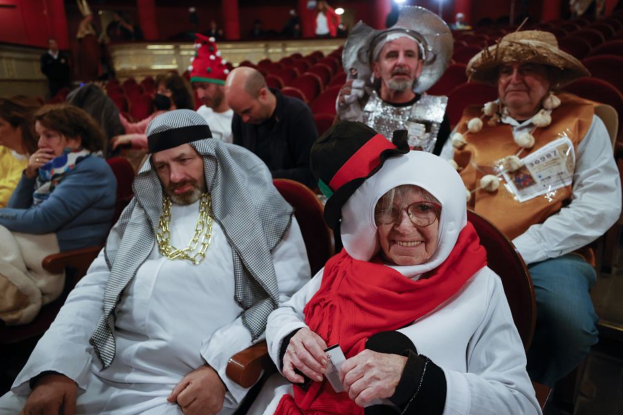 Manoli y varias personas disfrazadas esperan el comienzo del sorteo de la Lotería de Navidad 