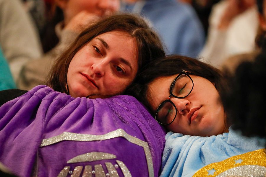 Dos jóvenes duermen durante el sorteo de la Lotería de Navidad 2022