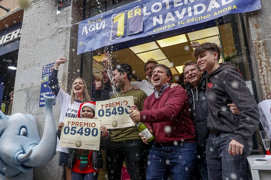 Varios agraciados con El Gordo, el número 05490, celebran en la administración 'El Elefante de Arenal'