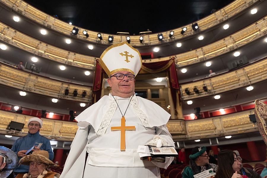 Un hombre vestido de Papa ha sido el primero en entrar al Teatro Real