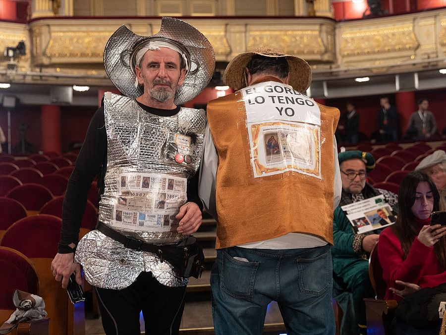 Dos personas disfrazadas de Don Quijote y Sancho Panza en el Teatro Real