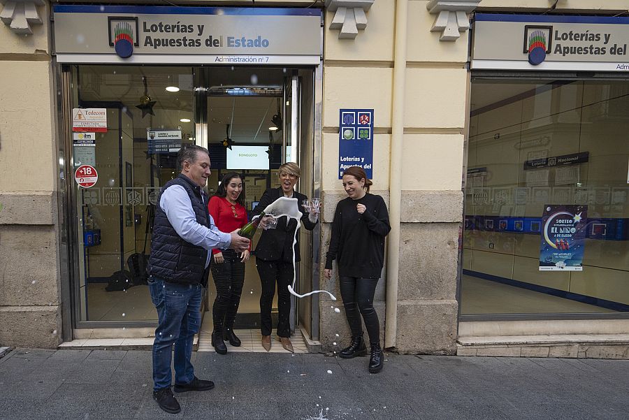 Lotería de Navidad de 2022 Trabajadores de la administracion de lotería de Teruel celebran la venta de un décimo del cuarto premio, el 25.296