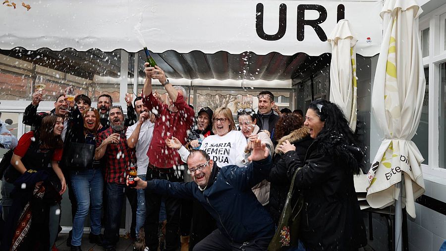 El bar Uri, de Mungía, en Bizkaia, ha repartido 50 millones del segundo premio, el 4.076, entre sus clientes
