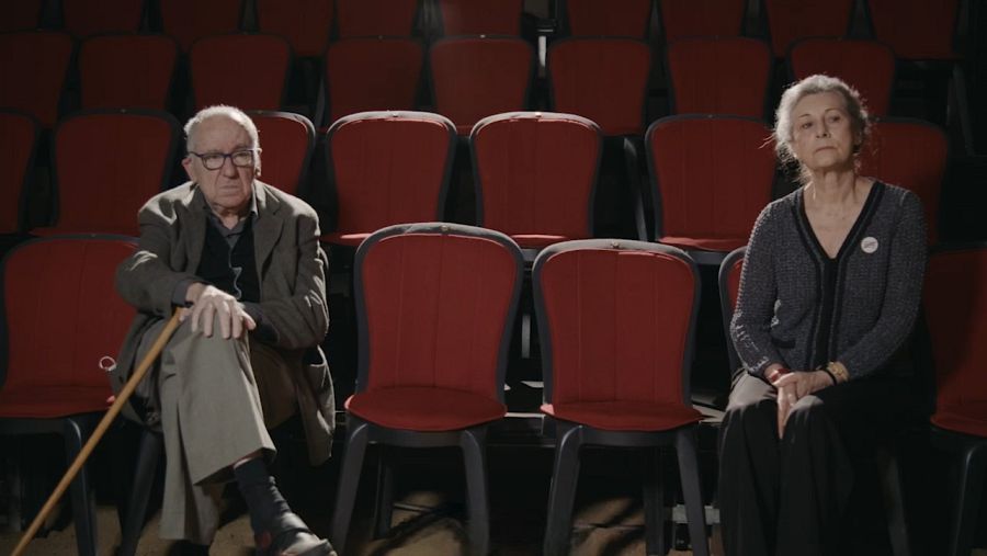 Carme Sansa i Feliu Formosa asseguts a unes butaques d'un teatre