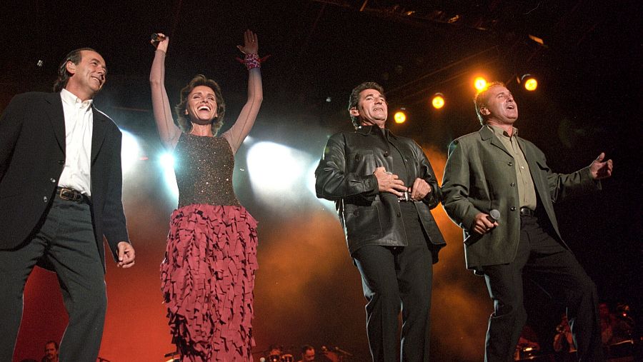 Joan Manuel Serrat, junto a Ana Belén, Miguel Ríos y Ana Belén, en un concierto en Pamplona durante la gira 'El gusto es nuestro' en 1996.
