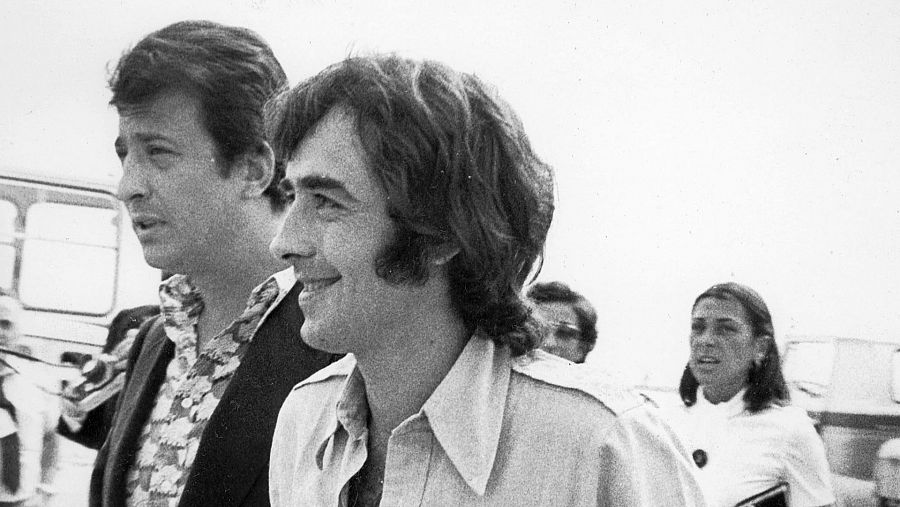 Joan Manuel Serrat aterriza en el aeropuerto de Barcelona en agosto de 1976 tras once meses en el exilio.