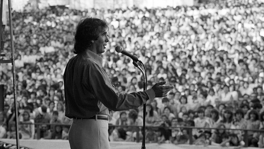 Serrat, durante una actuación en el Parque de Atracciones de Madrid en 1983.