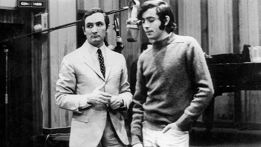 Serrat, junto al locutor Salvador Escamilla, durante una actuación en Radio Barcelona en los años sesenta.
