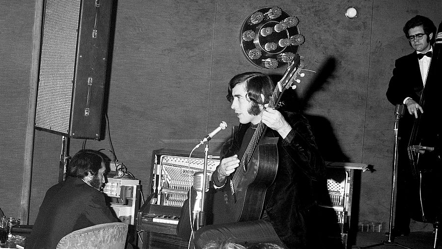 Actuación de Joan Manuel Serrat en 1969.
