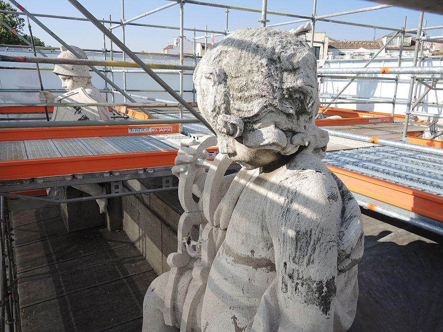 Las estatuas de la Puerta de Alcalá son uno de los elementos más dañados del monumento
