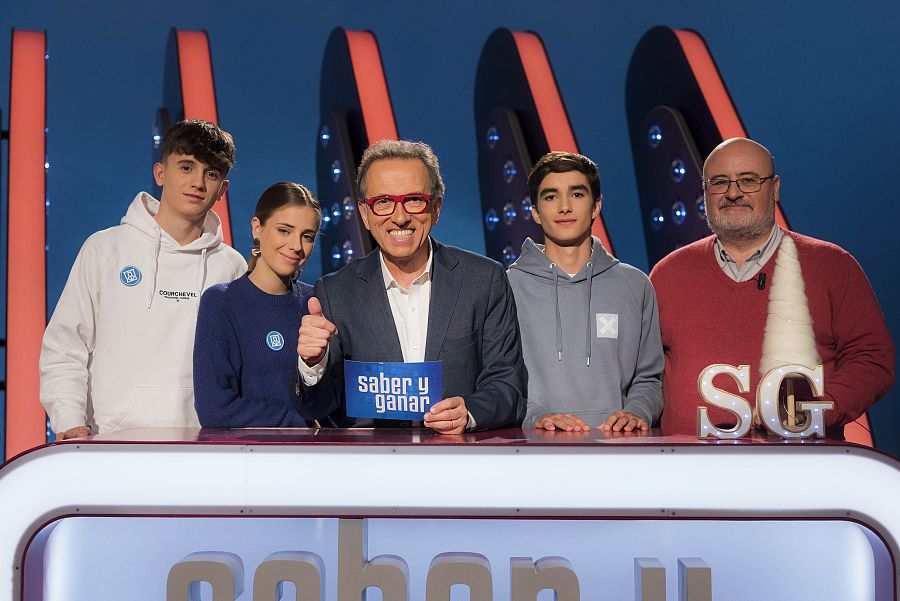 Jordi Hurtado posa junto a Manolo Rodríguez y los alumnos Darío Galbarro, Natalia Llorente y Javier Lazcano.