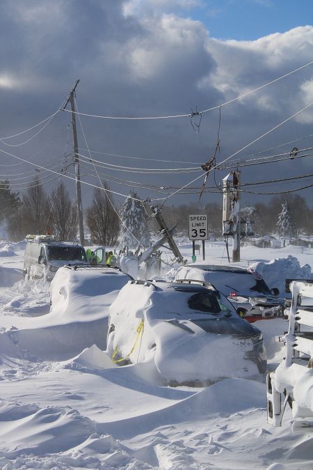 Coches cubiertos por una gruesa capa de nieve en Buffalo, Nueva York