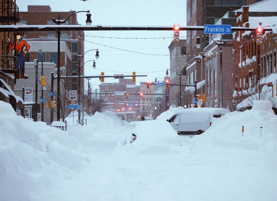La nieve de la ventisca cubre el centro de Buffalo, en Nueva York.