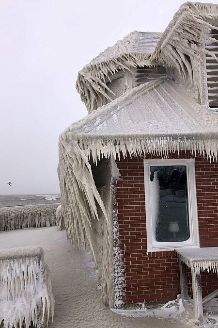 El restaurante Hoak's cubierto de hielo por la tormenta invernal queha azotado la región de Buffalo en Hamburgo, Nueva York.