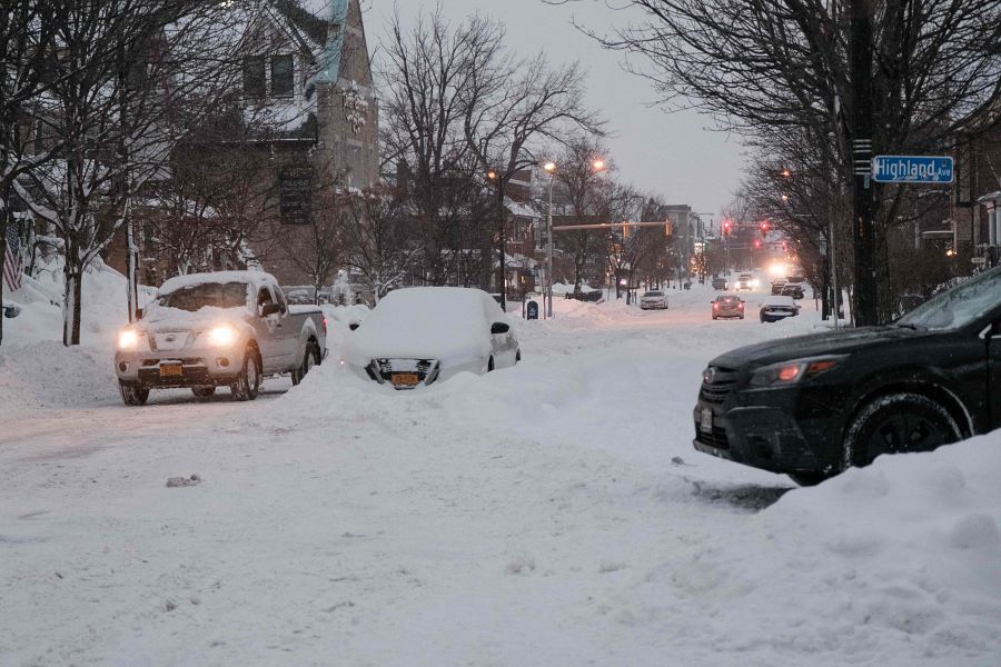 Varios coches atrapados por la nieve en las calles de Búfalo