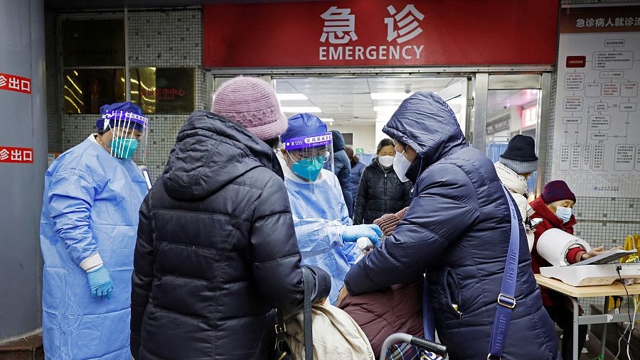 Un médico examina a un paciente con síntomas de COVID-19 en un hospital abarrotado de Shanghai.