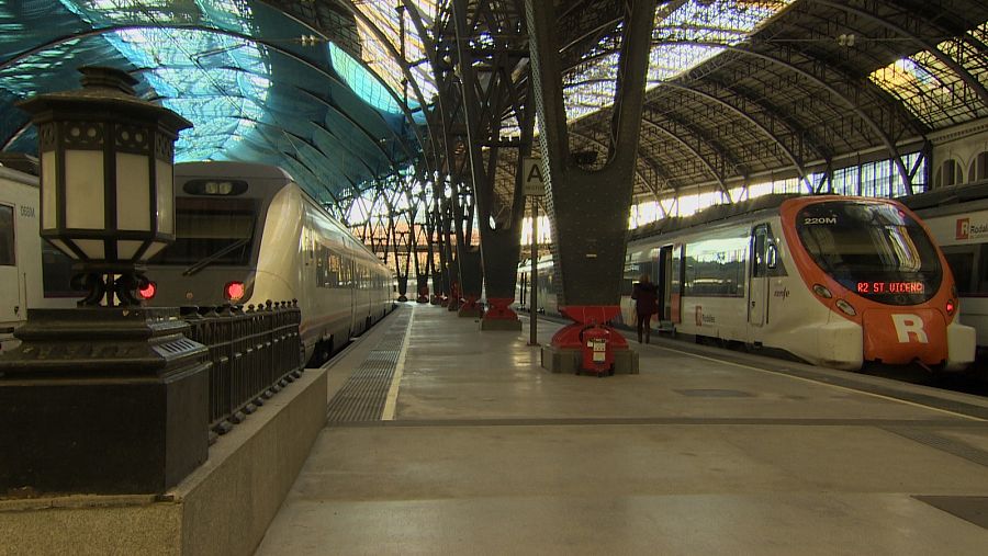 Trens de Rodalies a l'estació de França de Barcelona