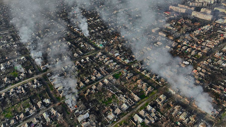 Columnas de humo después de ataques rusos sobre los suburbios de Bajmut