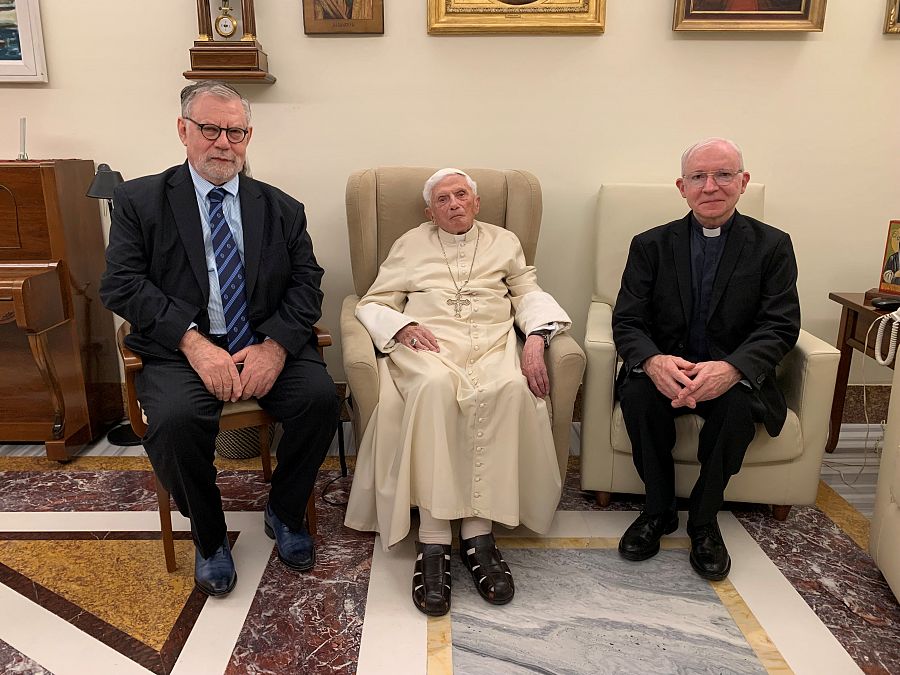 Benedicto XVI, de 95 años, recibe a los galardonados con el 