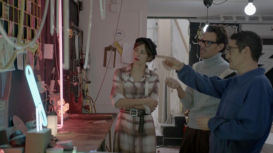 Maika Makovski , Juan Avellandea al taller del neoner Leo Villoro