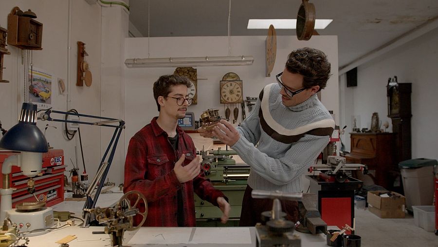 Juan Avellaneda al taller de l'Enric Alcaraz on fabrica i repara rellotges centenaris