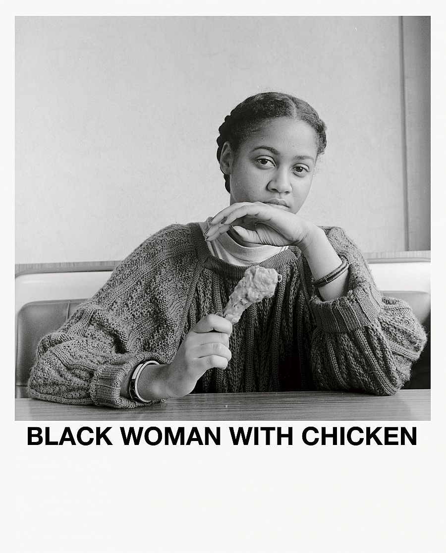 AIN¿T JOKIN¿ - Mujer negra con pollo (Carrie Mae Weems, 1987-1988)