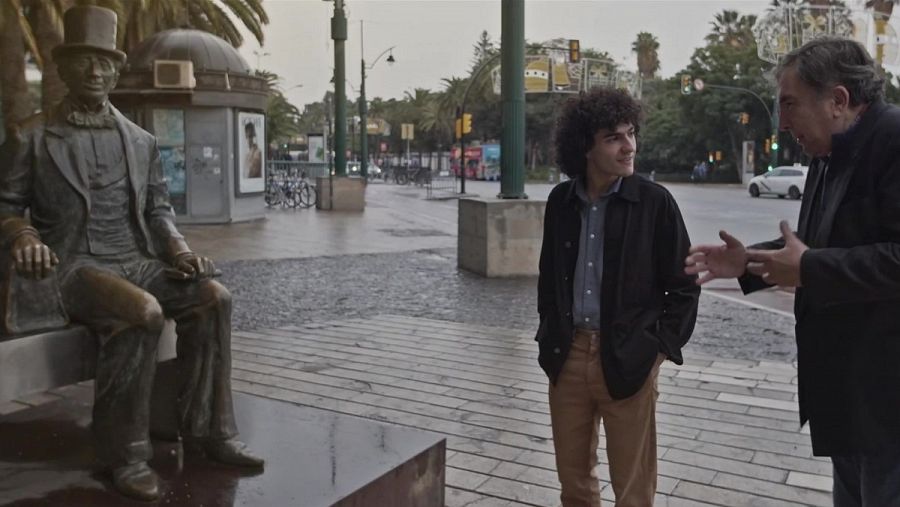 Mario G. Obrero y Enrique Baena junto a la estatua de Andersen en Málaga