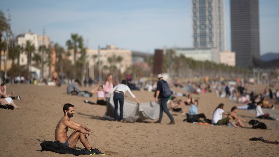 Varias personas disfrutan del buen tiempo en Barcelona durante la última semana de 2022.